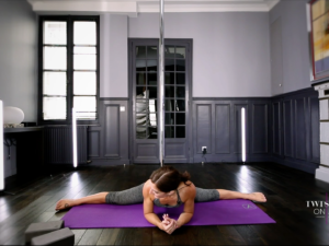 Grand écart facial Grand écart facial pour la pole dance